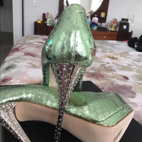 Giuseppe Zanotti “Sharon” Peeptoe Snake Print Pump $PRICE DROP⬇️ - Picture 4 of 7